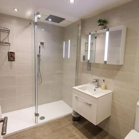 Courtyard بيت للعطل آمبيلسايد